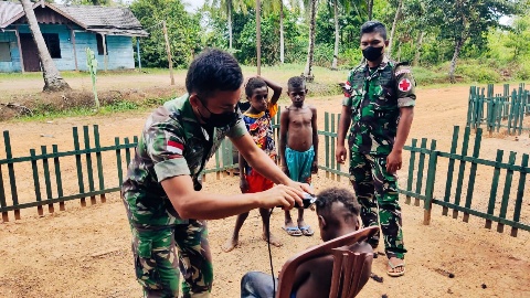 Budayakan Kerapihan Sejak Dini, Prajurit Satgas TNI 123/Rajawali Buka